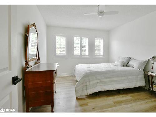 58 Brushwood Crescent, Barrie, ON - Indoor Photo Showing Bedroom