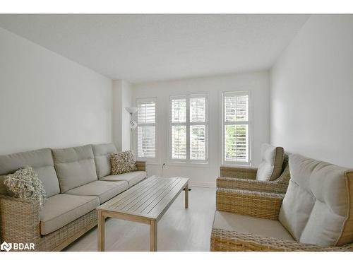 58 Brushwood Crescent, Barrie, ON - Indoor Photo Showing Living Room