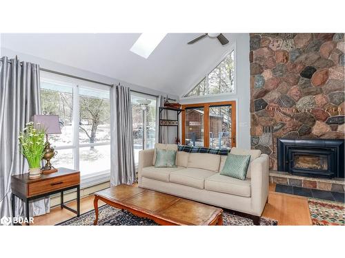 39 Maplecrest Crt Court, Oro-Medonte, ON - Indoor Photo Showing Living Room With Fireplace