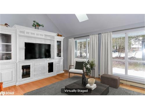 39 Maplecrest Crt Court, Oro-Medonte, ON - Indoor Photo Showing Living Room