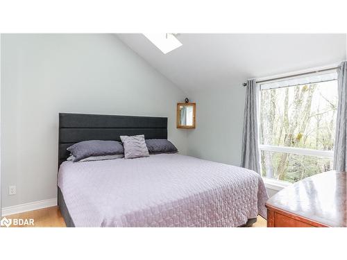 39 Maplecrest Crt Court, Oro-Medonte, ON - Indoor Photo Showing Bedroom