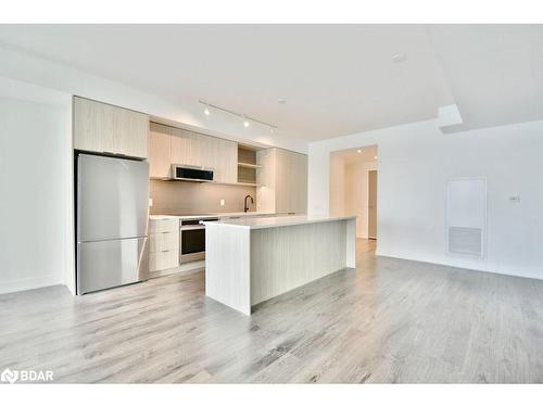 702-185 Dunlop Street East, Barrie, ON - Indoor Photo Showing Kitchen