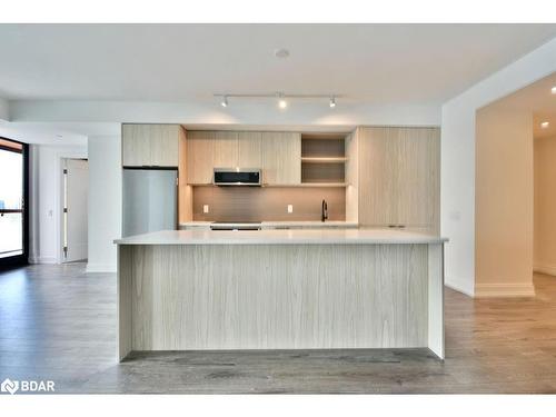 702-185 Dunlop Street East, Barrie, ON - Indoor Photo Showing Kitchen