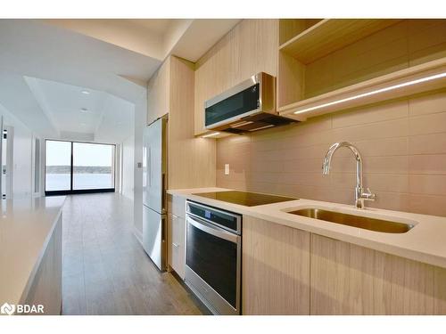 703-185 Dunlop Street E, Barrie, ON - Indoor Photo Showing Kitchen