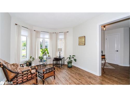 68 Stoneybrook Crescent, Barrie, ON - Indoor Photo Showing Living Room