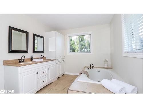 68 Stoneybrook Crescent, Barrie, ON - Indoor Photo Showing Bathroom