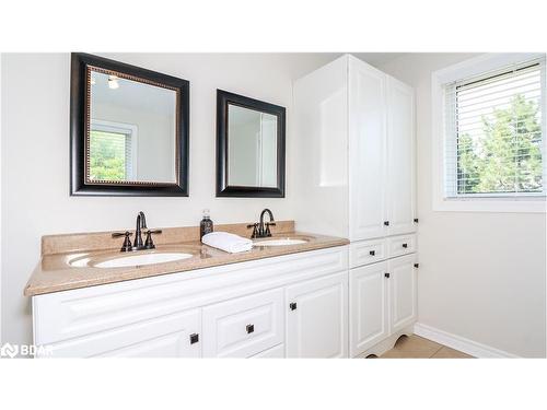 68 Stoneybrook Crescent, Barrie, ON - Indoor Photo Showing Bathroom