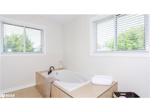 68 Stoneybrook Crescent, Barrie, ON - Indoor Photo Showing Bathroom