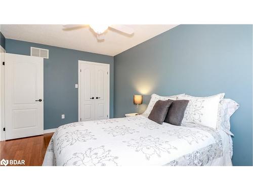 68 Stoneybrook Crescent, Barrie, ON - Indoor Photo Showing Bedroom