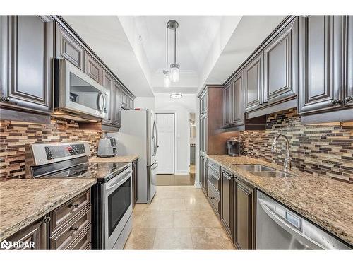 412-43 Ferndale Drive S, Barrie, ON - Indoor Photo Showing Kitchen With Stainless Steel Kitchen With Double Sink With Upgraded Kitchen