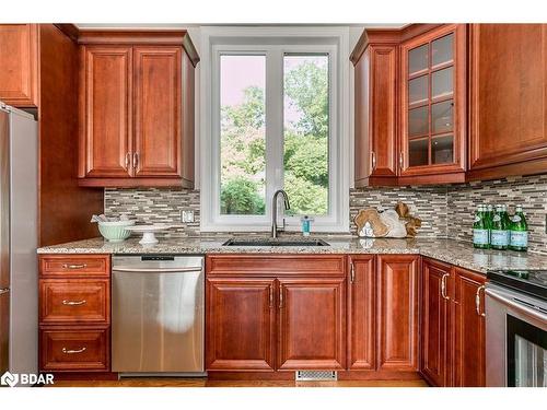 16 Gray Lane, Barrie, ON - Indoor Photo Showing Kitchen