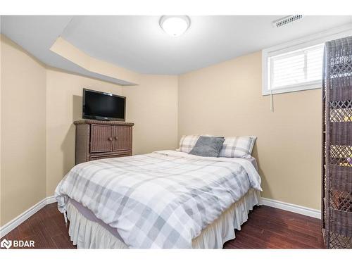 48 Windsor Crescent, Barrie, ON - Indoor Photo Showing Bedroom