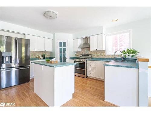 54 Kingsridge Road, Barrie, ON - Indoor Photo Showing Kitchen With Upgraded Kitchen