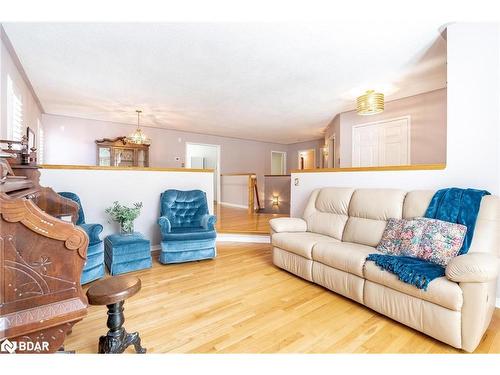 54 Kingsridge Road, Barrie, ON - Indoor Photo Showing Living Room