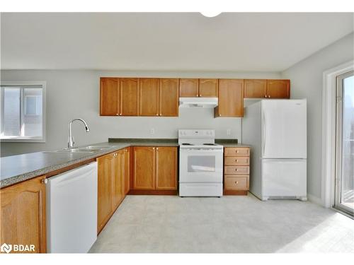 4 Shalom Way, Barrie, ON - Indoor Photo Showing Kitchen