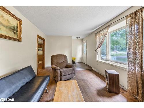 1213 Bayfield St N Street N, Barrie, ON - Indoor Photo Showing Living Room