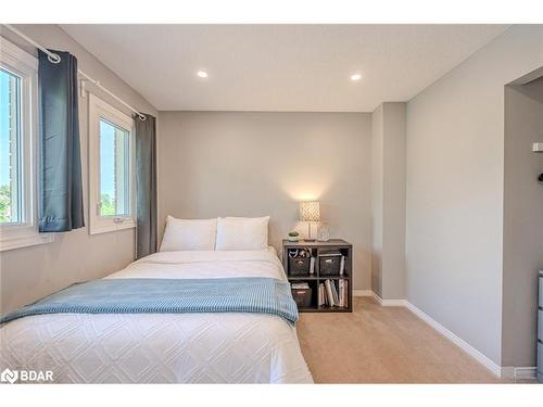 199 Hanmer Street W, Barrie, ON - Indoor Photo Showing Bedroom