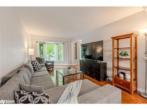 199 Hanmer Street W, Barrie, ON - Indoor Photo Showing Living Room