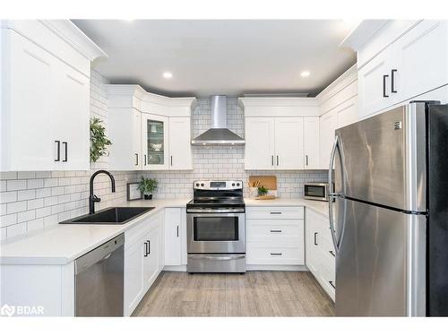 131 Rodney Street, Collingwood, ON - Indoor Photo Showing Kitchen With Upgraded Kitchen