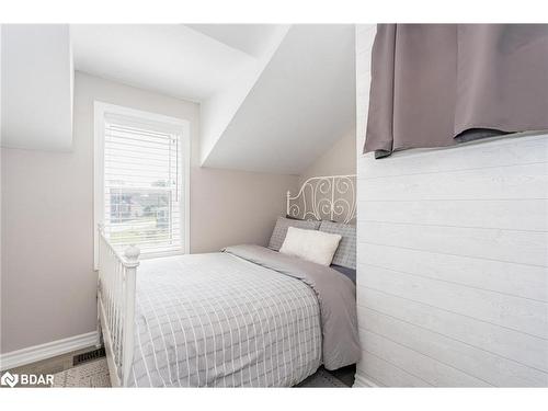 131 Rodney Street, Collingwood, ON - Indoor Photo Showing Bedroom