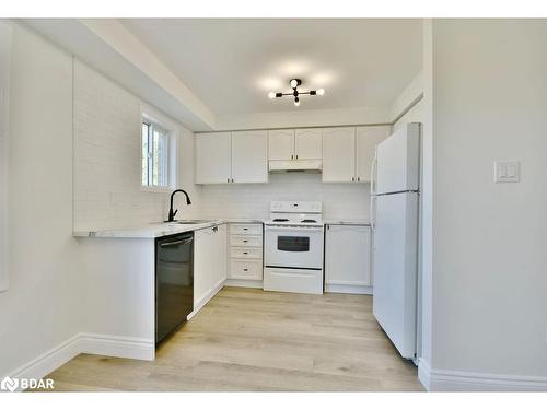 8 Wildwood Trail, Barrie, ON - Indoor Photo Showing Kitchen