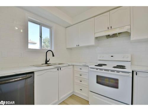 8 Wildwood Trail, Barrie, ON - Indoor Photo Showing Kitchen