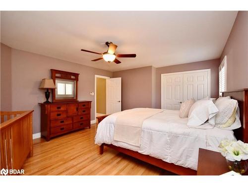 41 Camelot Square, Barrie, ON - Indoor Photo Showing Bedroom