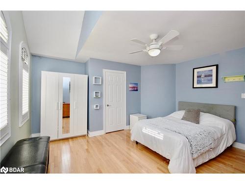 41 Camelot Square, Barrie, ON - Indoor Photo Showing Bedroom