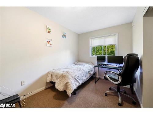 52-239 Ferndale Drive S, Barrie, ON - Indoor Photo Showing Bedroom