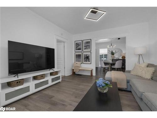 7 Napier Street, Barrie, ON - Indoor Photo Showing Living Room