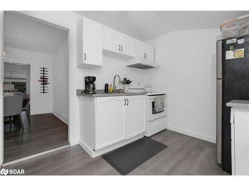 7 Napier Street, Barrie, ON - Indoor Photo Showing Kitchen