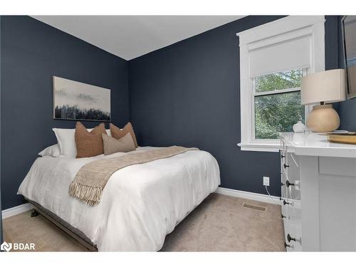 7 Napier Street, Barrie, ON - Indoor Photo Showing Bedroom