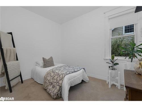 7 Napier Street, Barrie, ON - Indoor Photo Showing Bedroom