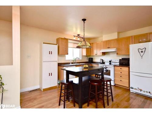 205 Country Lane, Barrie, ON - Indoor Photo Showing Kitchen