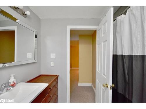 205 Country Lane, Barrie, ON - Indoor Photo Showing Bathroom