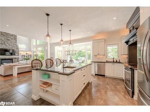 16 Bridle Path, Oro-Medonte, ON - Indoor Photo Showing Kitchen With Upgraded Kitchen