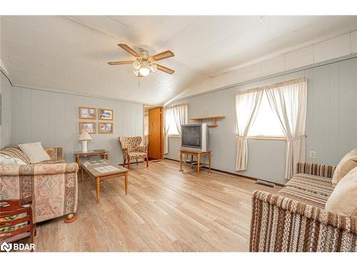 304 Old Mosley Street, Wasaga Beach, ON - Indoor Photo Showing Living Room