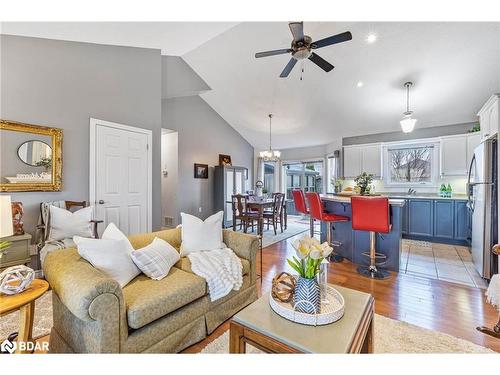 62 Springdale Drive, Lindsay, ON - Indoor Photo Showing Living Room