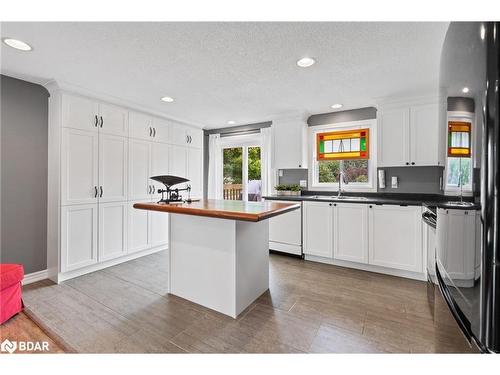 63 Hersey Crescent, Barrie, ON - Indoor Photo Showing Kitchen With Upgraded Kitchen