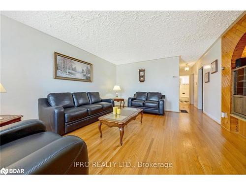 16 Langstone Crescent, Georgetown, ON - Indoor Photo Showing Living Room