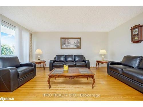 16 Langstone Crescent, Georgetown, ON - Indoor Photo Showing Living Room