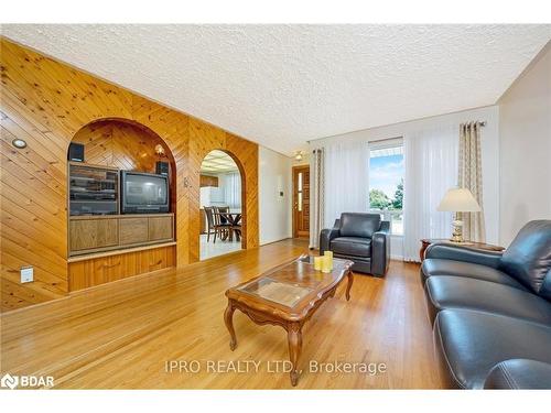 16 Langstone Crescent, Georgetown, ON - Indoor Photo Showing Living Room