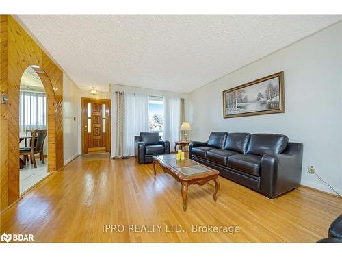 16 Langstone Crescent, Georgetown, ON - Indoor Photo Showing Living Room