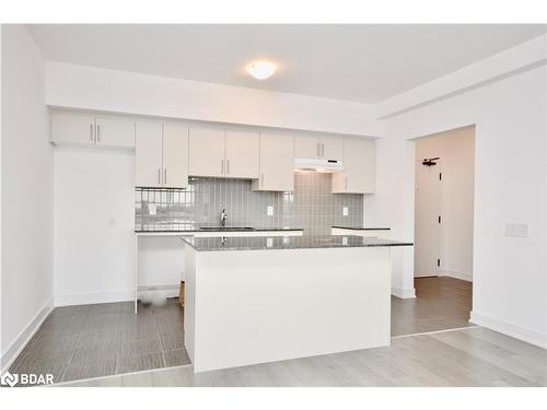 515-4 Spice Way, Barrie, ON - Indoor Photo Showing Kitchen