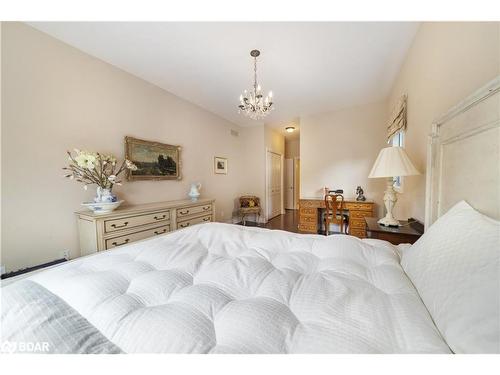 37 Kirkwood Drive, Niagara-On-The-Lake, ON - Indoor Photo Showing Bedroom