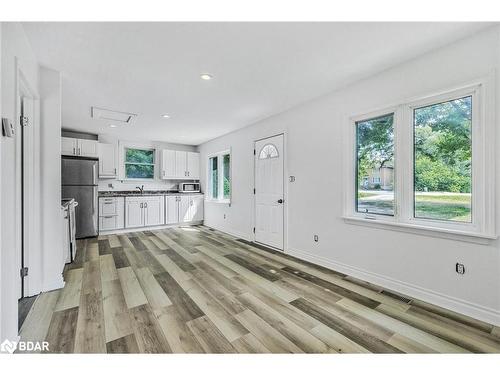 118 Wellington Street W, Barrie, ON - Indoor Photo Showing Kitchen