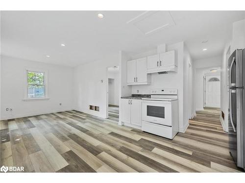 118 Wellington Street W, Barrie, ON - Indoor Photo Showing Kitchen