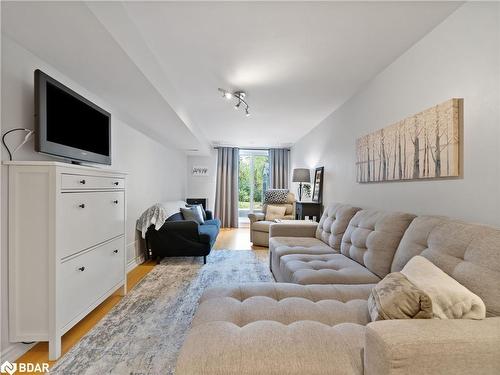 56 Irwin Drive, Barrie, ON - Indoor Photo Showing Living Room