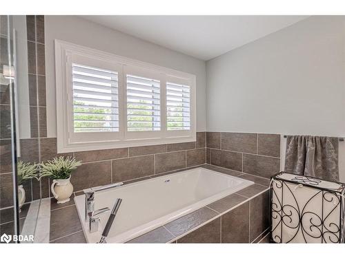 31 Plunkett Court, Barrie, ON - Indoor Photo Showing Bathroom