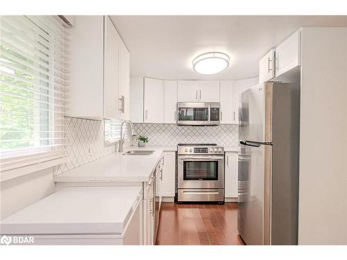 3923 Algonquin Avenue, Innisfil, ON - Indoor Photo Showing Kitchen With Stainless Steel Kitchen With Upgraded Kitchen